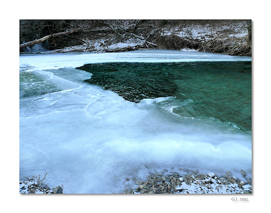 Die zugefrorene Ahr bei Schuld