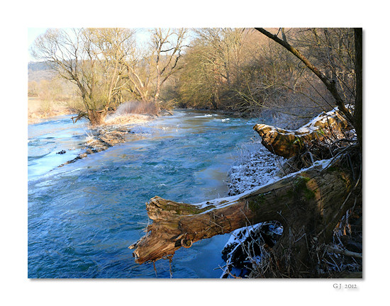 Die zugefrorene Ahr bei Schuld