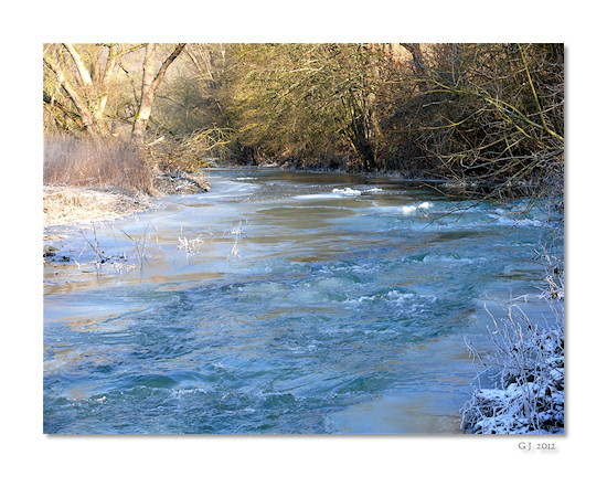 Die zugefrorene Ahr bei Schuld