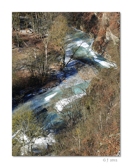 Die zugefrorene Ahr bei von der Spicher-Ley aus gesehen