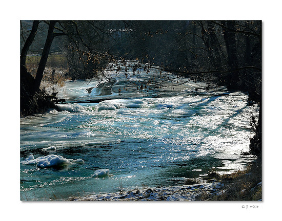 Die zugefrorene Ahr bei Schuld