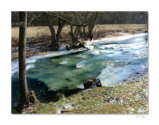 Die zugefrorene Ahr bei Schuld