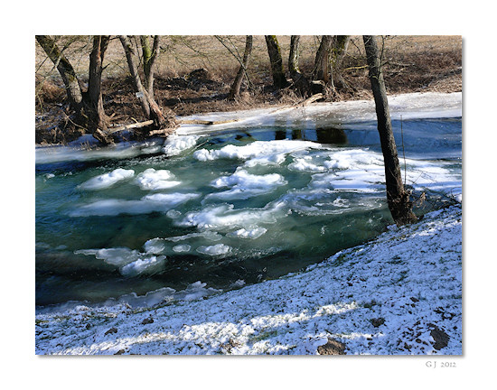 Die zugefrorene Ahr bei Schuld