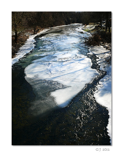 Die zugefrorene Ahr bei Schuld