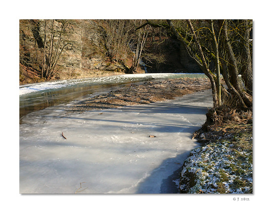 Die zugefrorene Ahr bei Schuld