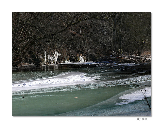 Die zugefrorene Ahr bei Schuld