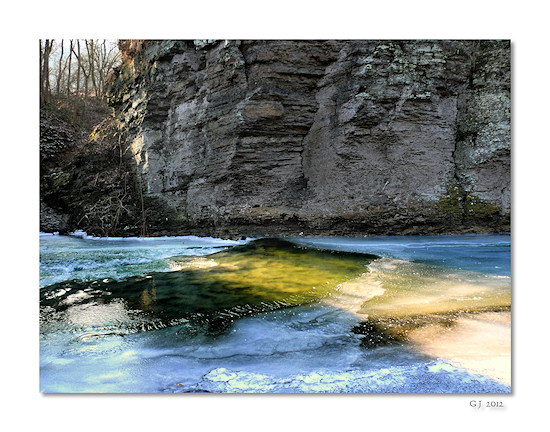 Die zugefrorene Ahr bei Schuld