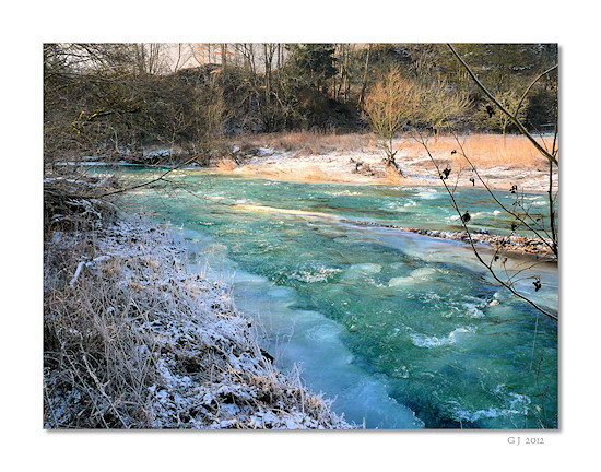 Die zugefrorene Ahr bei Schuld