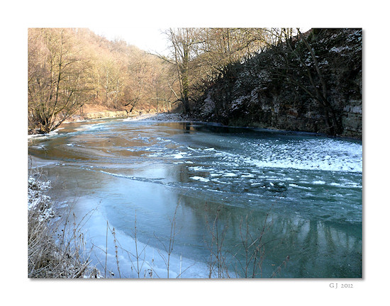Die zugefrorene Ahr bei Schuld