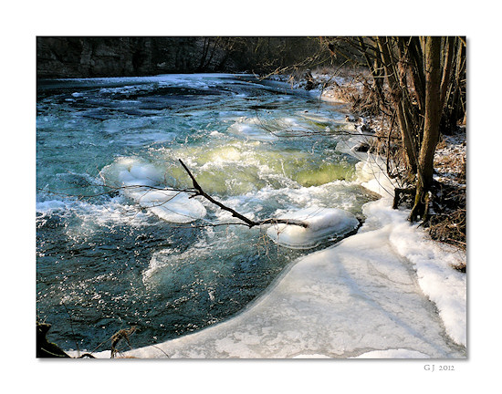 Die zugefrorene Ahr bei Schuld