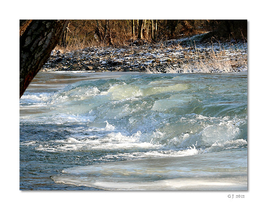 Die zugefrorene Ahr bei Schuld