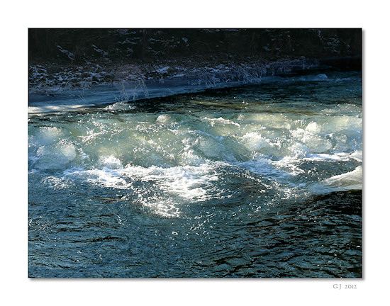 Die zugefrorene Ahr bei Schuld