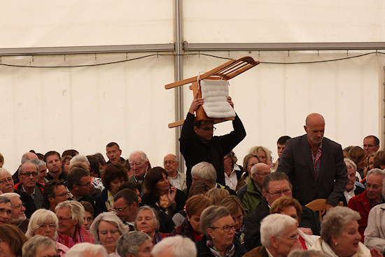 Das voll besetzte Festzelt des Sierscheider Opernsommers 2014
