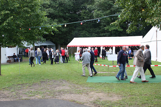 Der Dr�schplatz in Sierscheid mit Festzelt und Besuchern